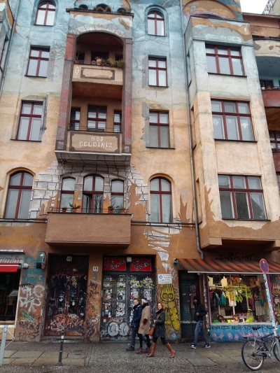 Kreuzberg' de üzerinde "Hoşgeldiniz" yazan bir bina